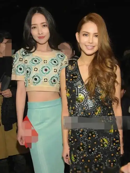 郭碧婷和昆凌的合影展现出两种截然不同的美.