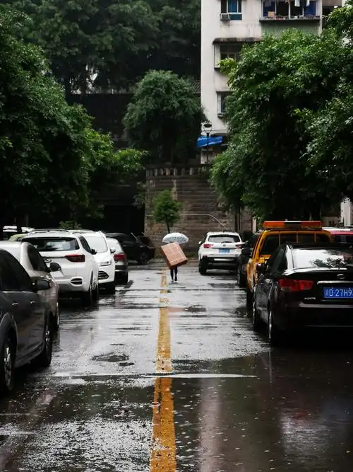 下雨的小区