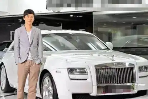 要说蔡加赞所拥有的豪车,一定得知道他的身价,他是香港"玩具大王"