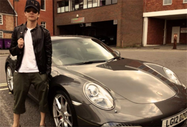 林俊杰上班开豪车,看架势像是去打仗!