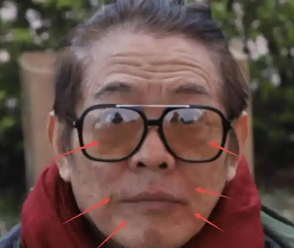 功夫巨星李连杰近况:扎小辫子一起修行,黑色老年斑显老态_生活_利智和