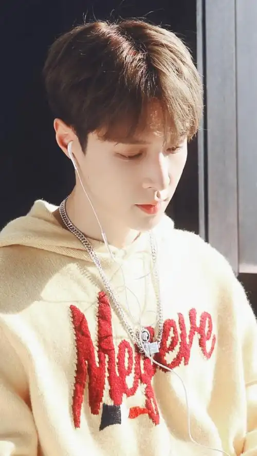 张艺兴若隐若现的性感痣简直太可了_高清图集_新浪网