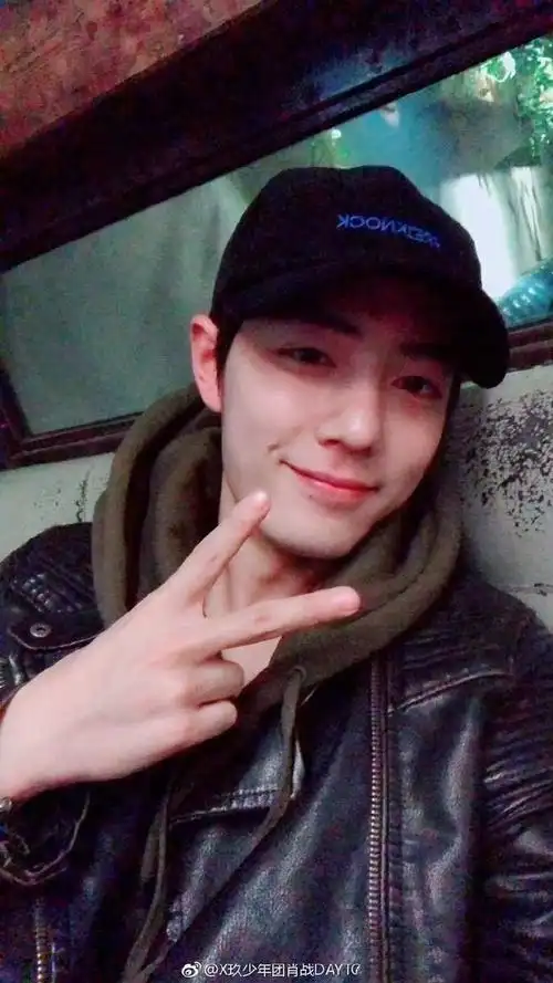 以为你在哪里,原来就住在我心底06一起来看看肖战的剪刀手自拍合集