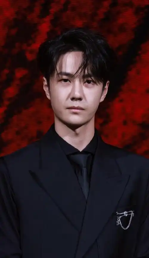 王一博变成熟了,"法令纹"明显也不尴尬,皮肤状态真好