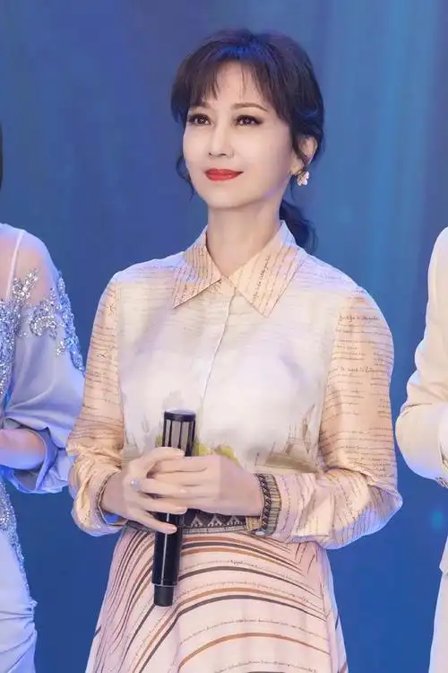 赵雅芝亮相活动,条纹印花衬衫搭半身长裙,69岁美得出众!