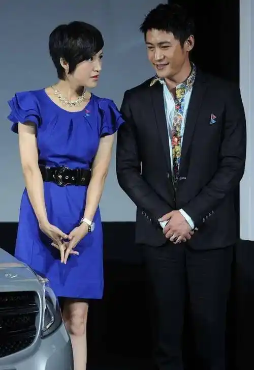 鲍蕾身穿灰色短裙秀身材,和陆毅手拉手出席活动羡煞旁人,真登对