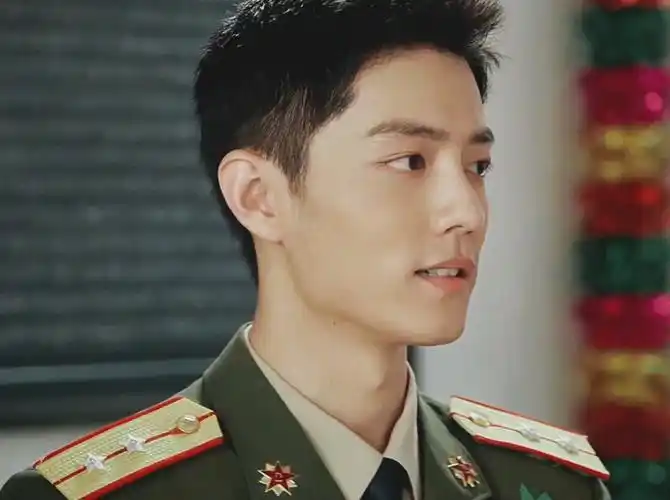 虽然肖战还没演过警察,但在《王牌部队》里也穿上了制服,就看看顾一野