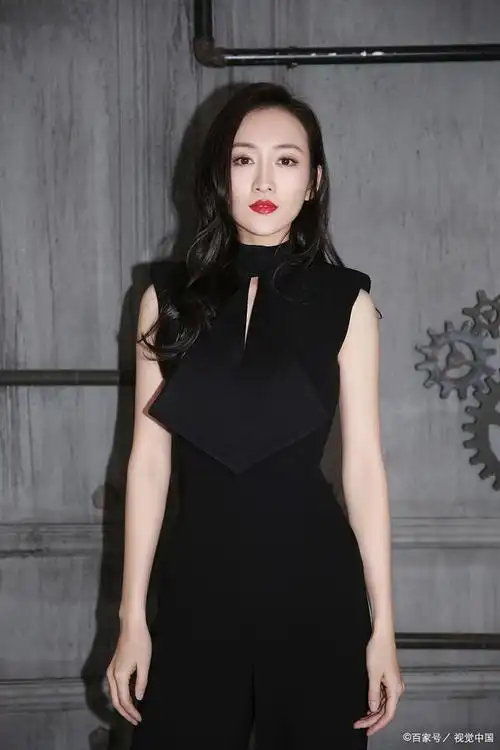 40岁的王鸥,性感又有女人味,优雅迷人