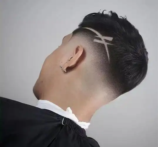 男士渐变雕刻线条两边铲光发型图片大全