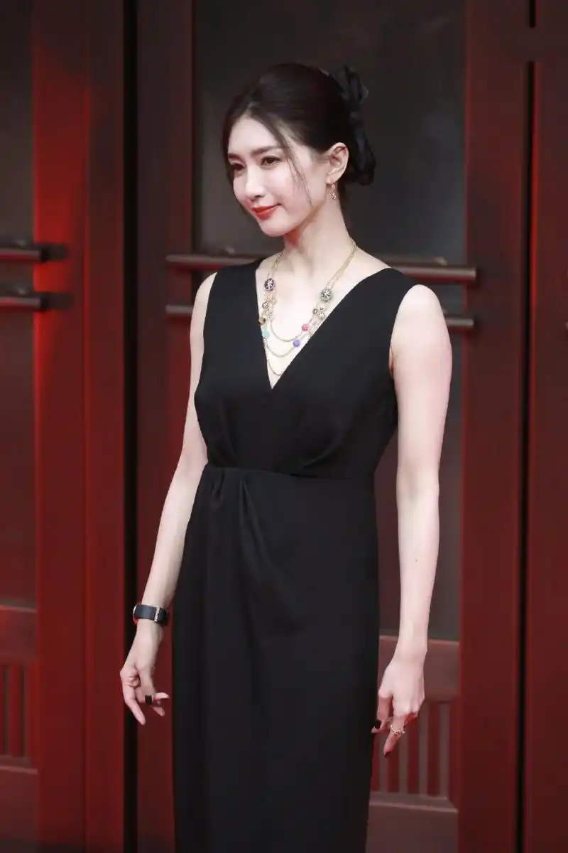 江疏影# 一袭白色深v连衣裙,肤白貌美的容颜,高贵冷艳的气质,婀娜