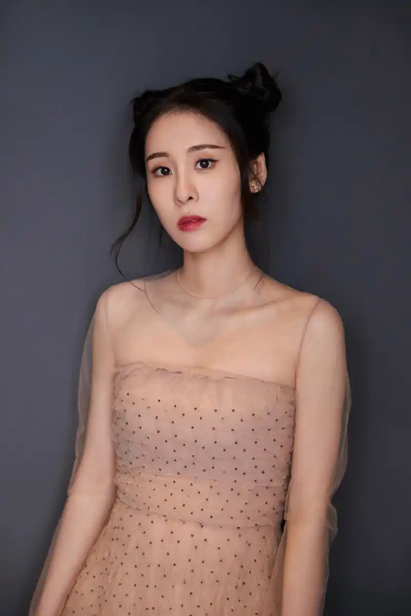 在张碧晨演唱的片尾曲中,钻石音诠释出哪吒对抗残酷命运的倔犟精神.