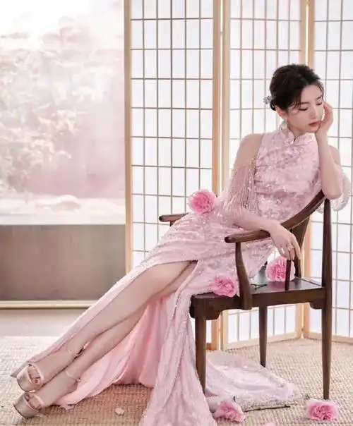 毛晓彤的象牙白旗袍展现曼妙身姿,尽显大气,中式服装上大分