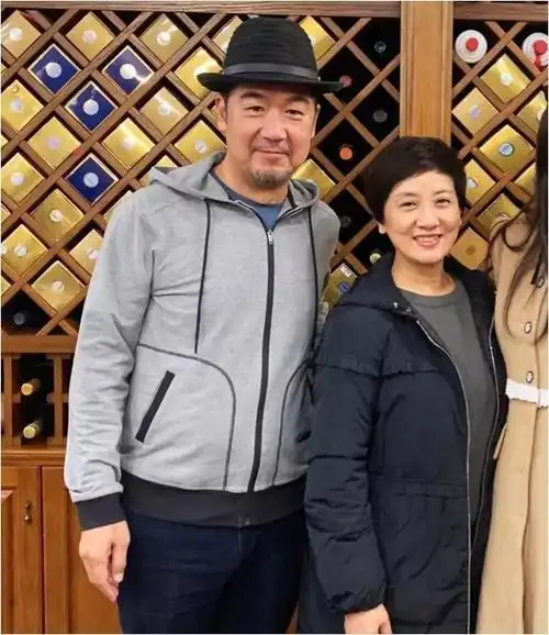 69岁张国立深圳爬山被偶遇头发胡须花白和路人热情招呼好亲切