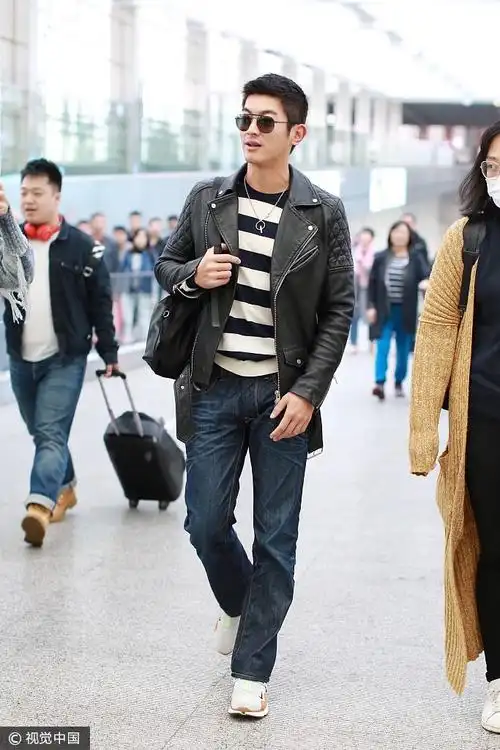 白回来了?"超级奶爸"杜江回京贴心给迷妹签名 墨镜遮面大步走心情爽朗