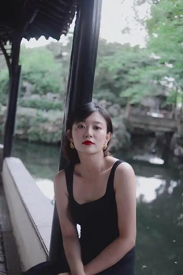 央视主持李七月换发型,穿吊带裙出游好惊艳,温婉气质真迷人