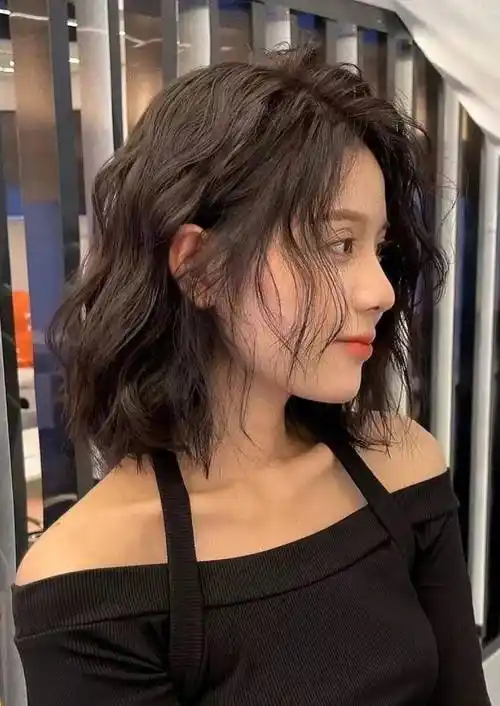 锁骨发可以遮住下巴的棱角,短卷发轻松打造成熟女人的知性优雅.