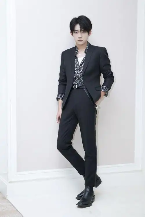 大全>明星>易烊千玺first青年电影展写真图片> ( 1 / 4 ) 2020-08-04