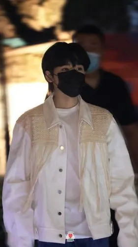 宋亚轩直播上班饭拍 白色外套牛仔阔腿裤