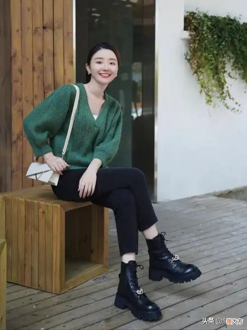 黑色牛仔裤配什么颜色上衣好看 女生黑色牛仔裤搭配什么衣服好看