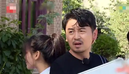 杨超越和雷佳音头围差不多,当俩人站一起,杨超越自己都不信