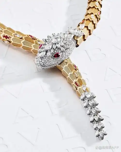 下面这条serpenti dragoni项链,黄金镶嵌而成的鳞片闪耀夺目,蛇身上