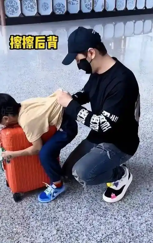 46岁黄晓明晒全家照庆生,父母同框出镜状态佳,6岁儿子"小海绵"送的