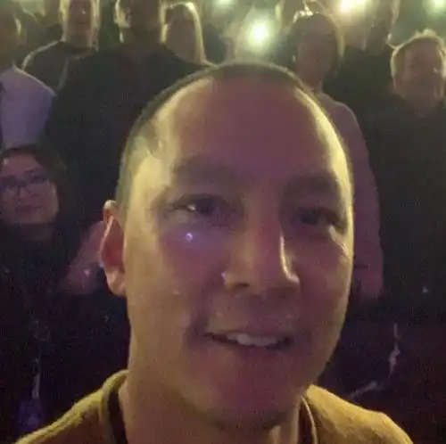 吴彦祖晒近照圆寸,男神也躲不过岁月