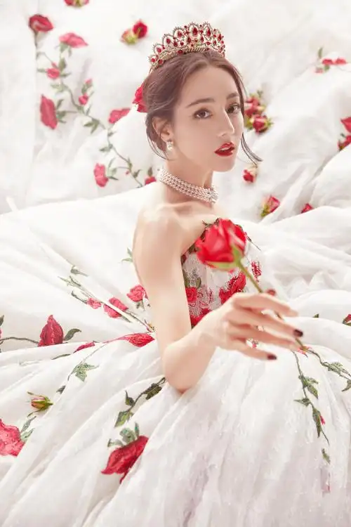 迪丽热巴是玫瑰庄园走出来的公主吧