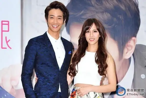 魏蔓手摸「验货」刘以豪胸肌 大赞有弹性像放山鸡