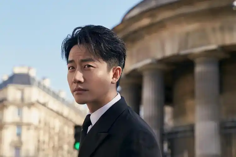 黄轩着经典款西装现身高订秀 街拍大片呈现电影质感