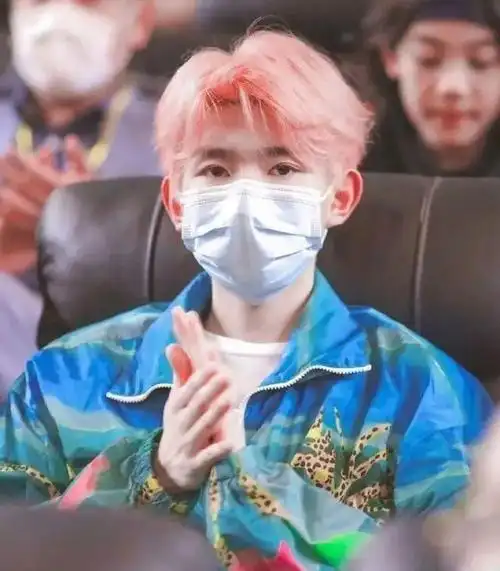 近日引起轰动的一则消息是王源惊艳染成粉红发色