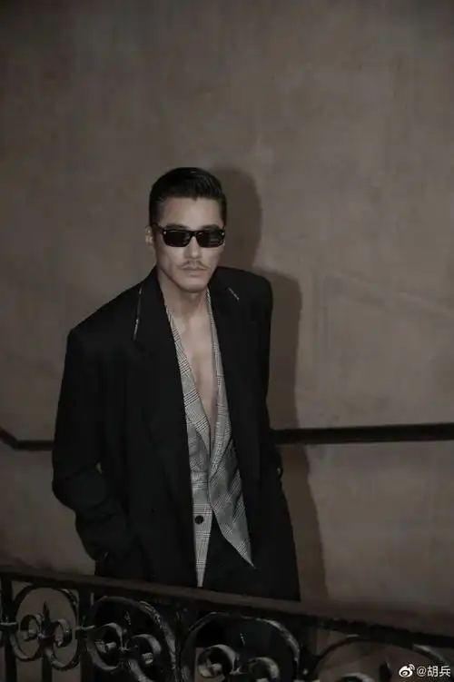 胡兵这身材这外貌真的好像封神编外人员听说他要去《披荆斩棘》了?