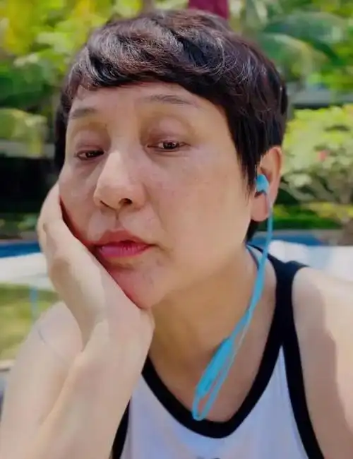 "黄蓉"孔琳罕见晒近照,脸颊两侧布满老年斑,大胆晒素颜获称赞