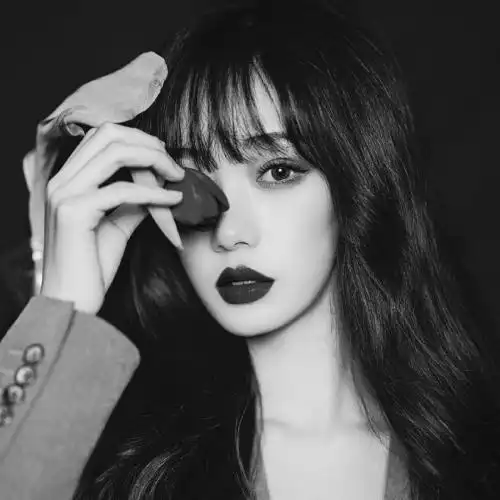 霸气侧漏黑白女生头像不用让别人理解你做发自己就好