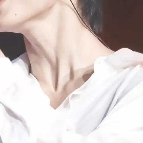 宋亚轩超话99#明星的锁骨可以有多欲#品品宋亚轩的锁骨@时代少年团