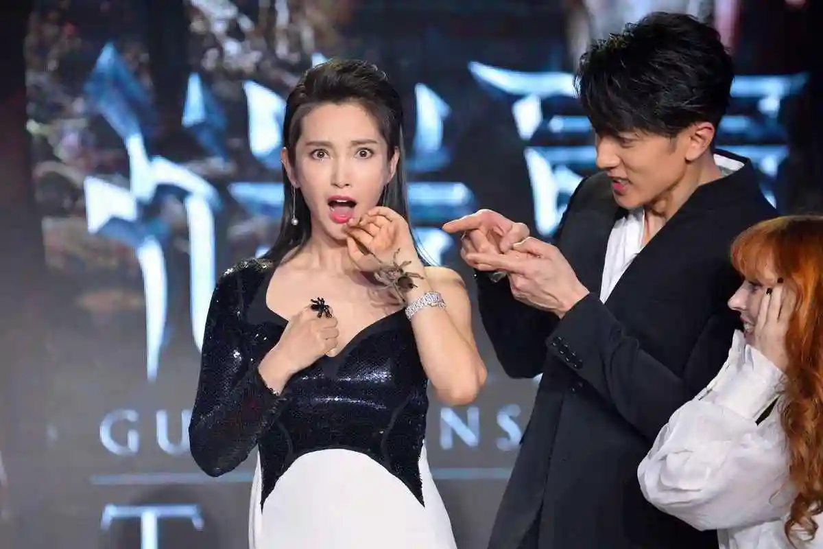 李冰冰暌违两年回归 与吴尊上演"塑料姐弟情"