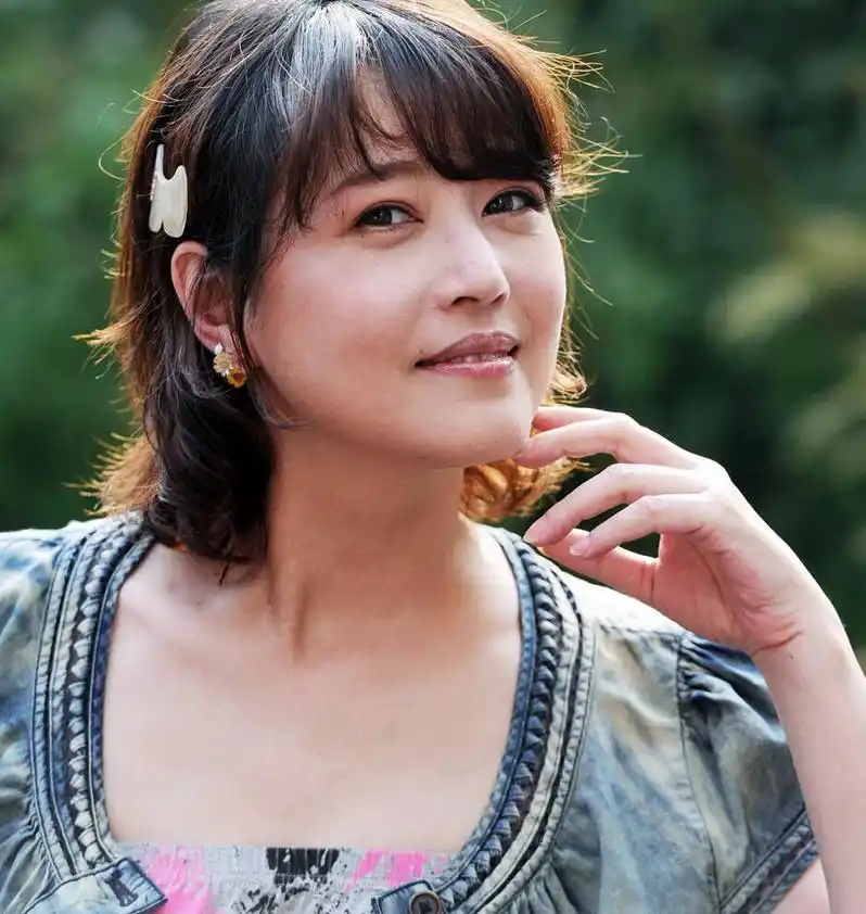 50岁周海媚皱纹爬满眼角,却风韵犹在!