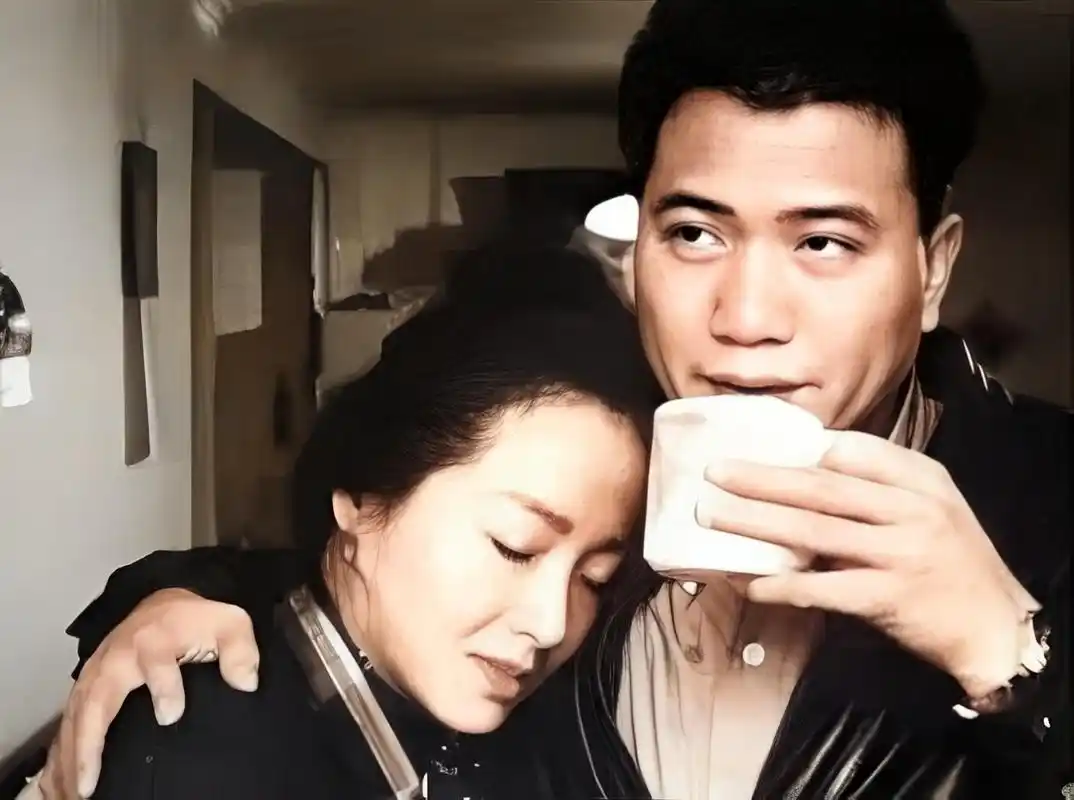 然而,他们结婚后不久,万梓良和恬妞在四年后宣布离婚,因为他们的懈耨