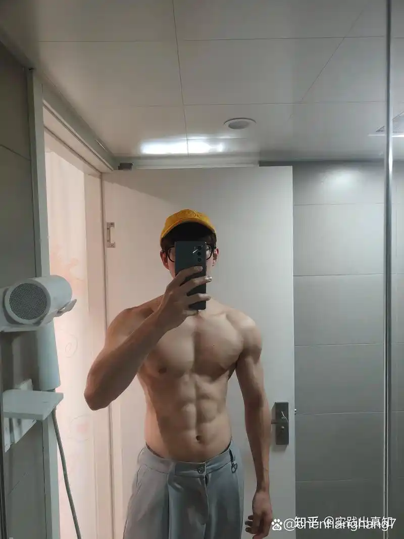 有网友说彭于晏健身还处于初级阶段但是我觉得他身材很完美了非要练成