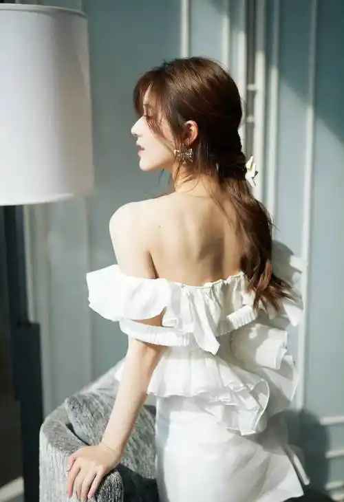 明星写真:赵露思抹身材露肩公主裙私房美拍,一字带高跟鞋魅力十足