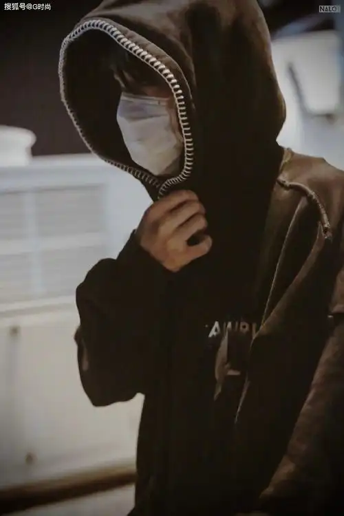 易烊千玺身穿和平鸽印花连帽卫衣搭配黑色运动裤