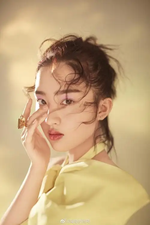 新生代小花邓恩熙选择用彩色上衣搭配果冻唇妆