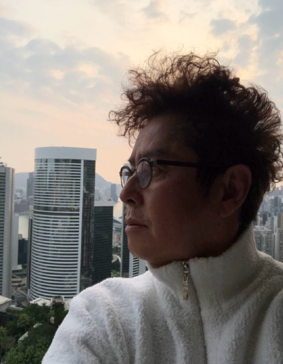 原创70岁谭咏麟晒近照扎小辫紧随潮流风姿不减发际线抢镜仍不服老