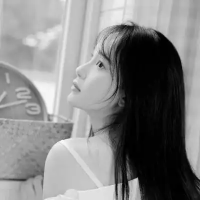 美女黑白系女生头像图片