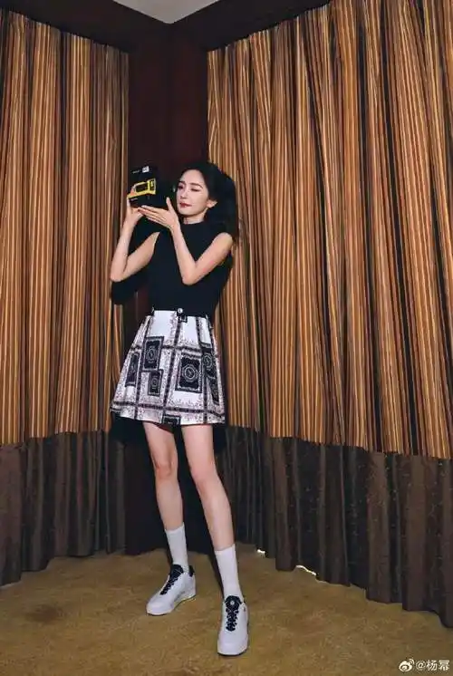 杨幂看相机wink##杨幂黑色巴洛克穿搭#幂姐永远能满足颜粉和时尚粉的