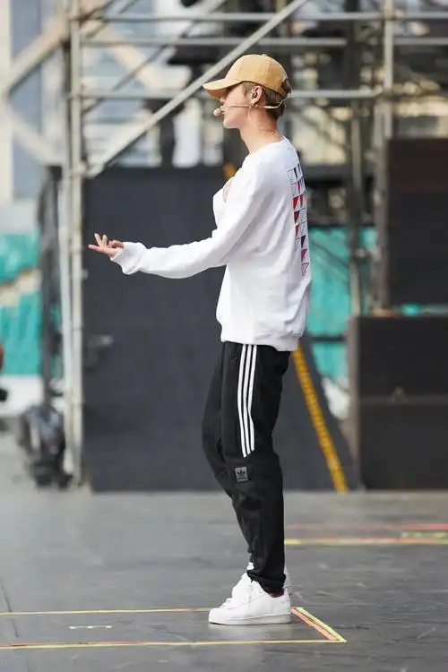 鹿晗二巡#收官场的收官彩排照,送给一直期待歌手鹿晗的你们.