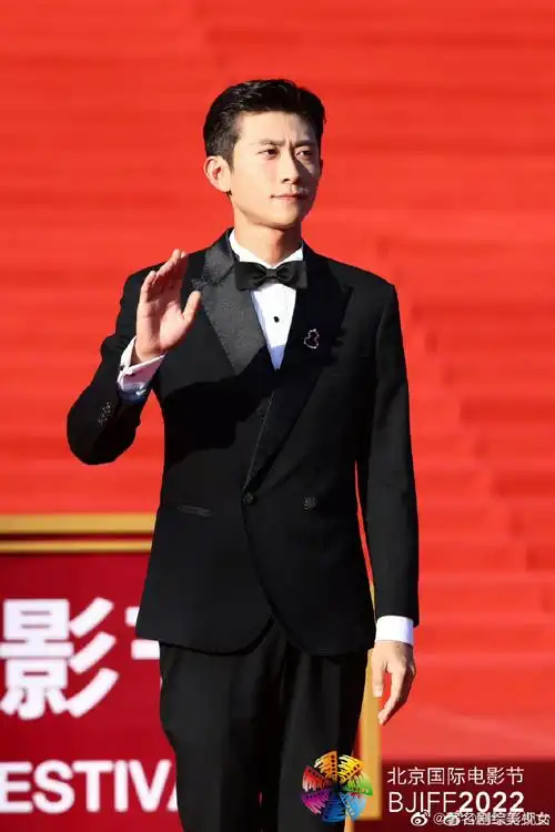 张一山北影节西装造型