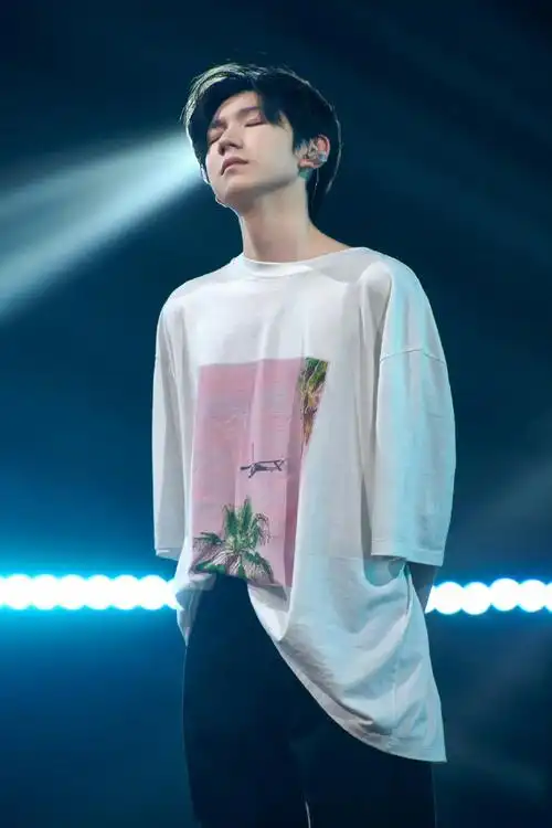 照#王源《我想和你唱》舞台彩排花絮照9615白t 牛仔酷穿搭简约随