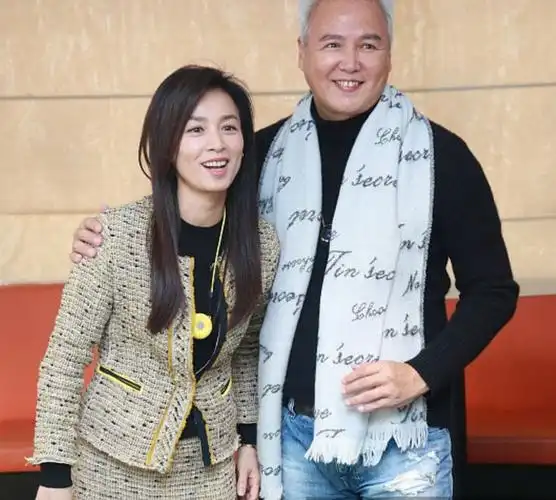 林瑞阳为炒作搂老婆秀恩爱,张庭这些微动作暴露内心很排斥_网易订阅