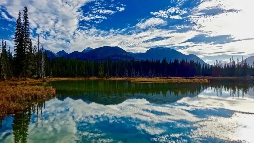 壁纸 山,湖,树,天空,云彩,水反射 5120x2880 uhd 5k 高清壁纸, 图片